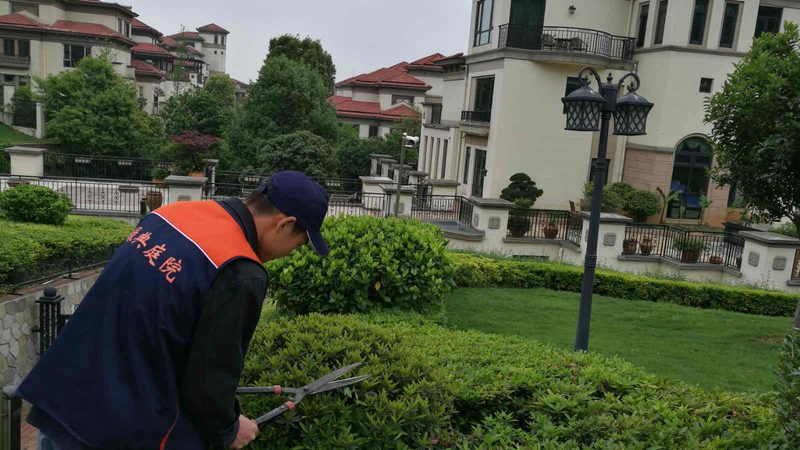 如何选择合适的假山喷泉防水涂料？**